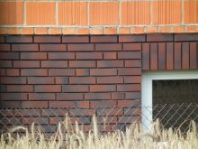 ściana z cegły klinkerowej